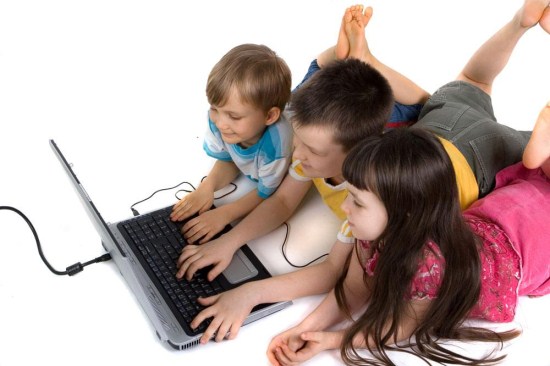 小孩玩电脑