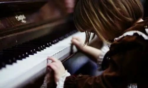 小孩子练钢琴